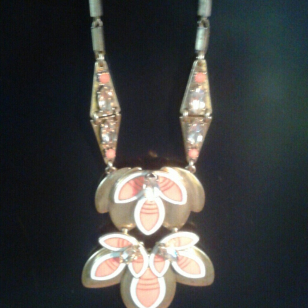 SALE! Vintage Stella & dot brass flower necklace in excellent condition